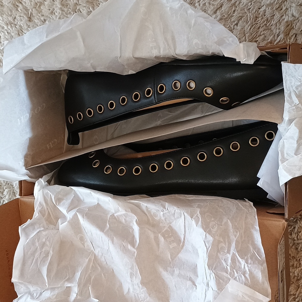 ๐ Coach Black Genuine Leather Grommet Flats - Picture 9 of 9